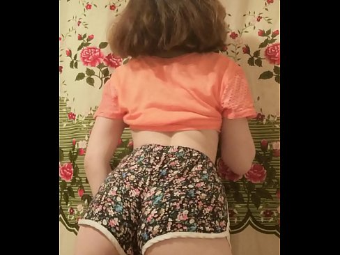 ❤️ سيڪسي نوجوان بيبي پنهنجي شارٽس کي ڪئميرا تي هٽائيندي ❤️ ❤
